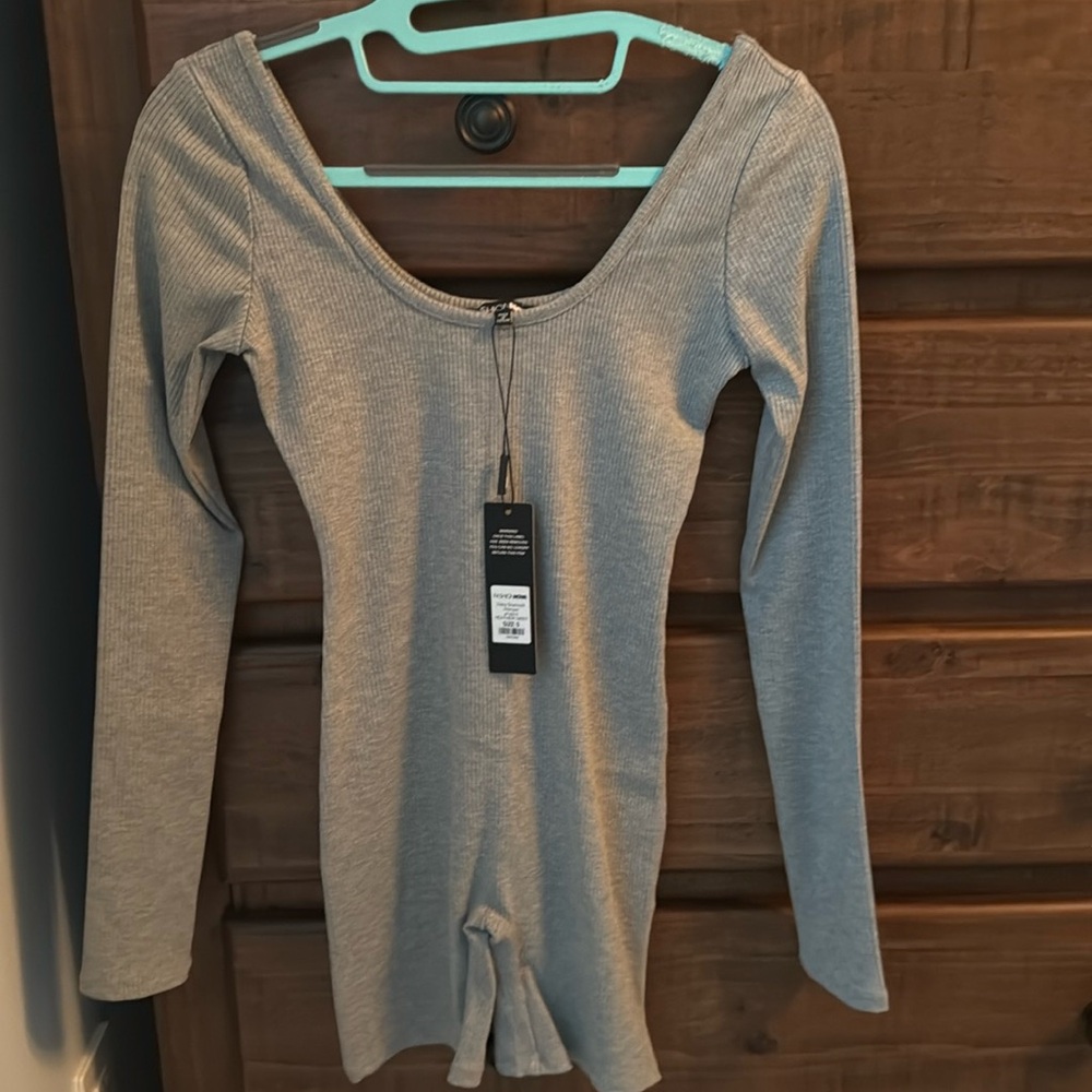 Fashion Nova. Heather Grey Daisy Snatched Romper. Size: Small.